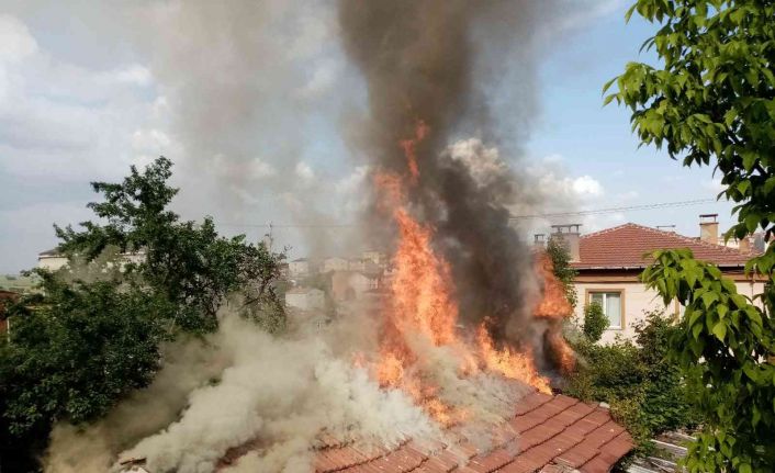 Yabancı uyruklu ailenin evi alev topuna döndü