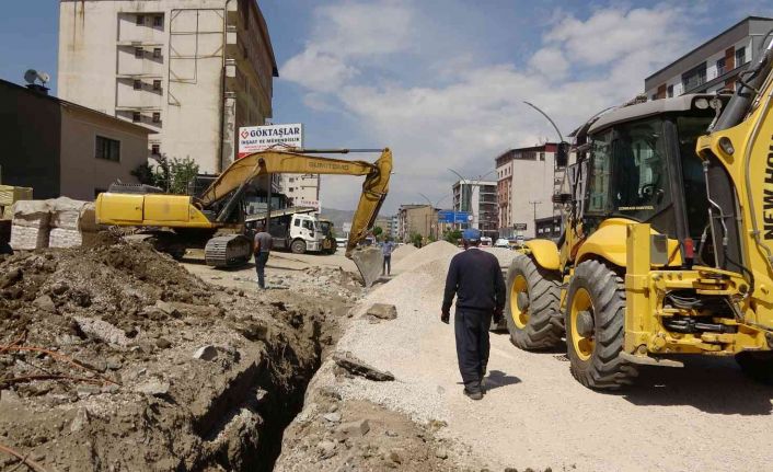 Yüksekova’da kaldırım yapım çalışması