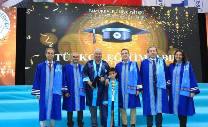 67 yaşında torunu ile birlikte diplomasını aldı