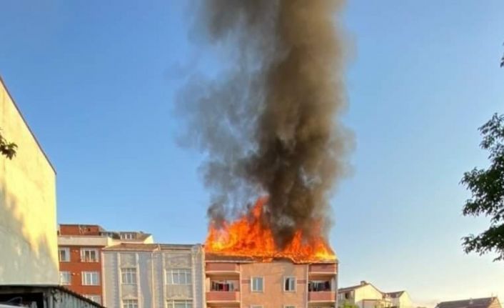 Arnavutköy’de binanın çatı katı alevlere teslim oldu