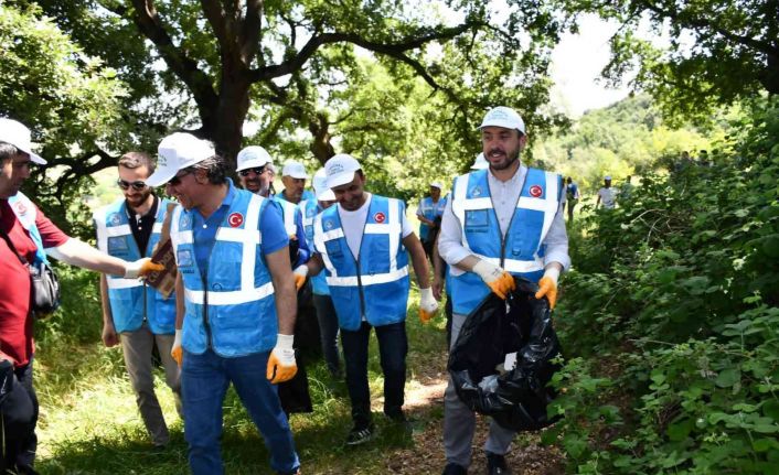 Başkan Tanır, gönüllülerle birlikte çöp topladı