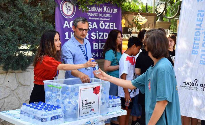 Belediyeden LGS’ye giren öğrenci ve velilere su ikramı