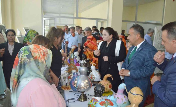 Besni’de hayat boyu öğrenme sergisi açıldı