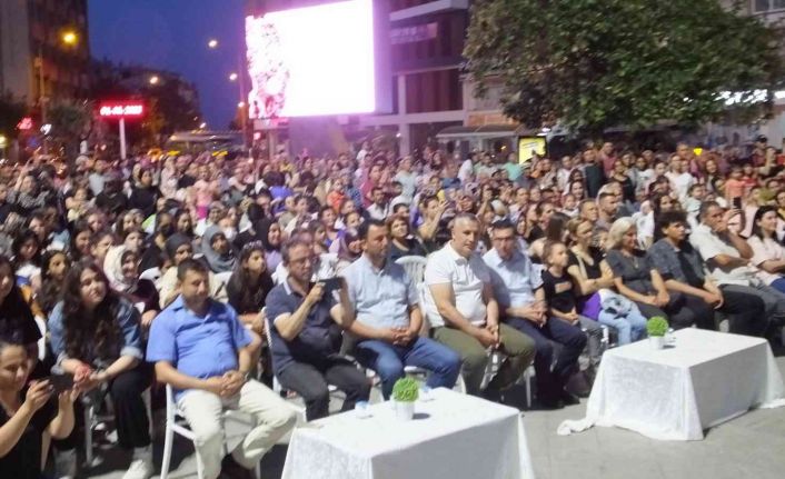 Burhaniye’de Halk Oyunları ve Dans Gecesi coşkusu