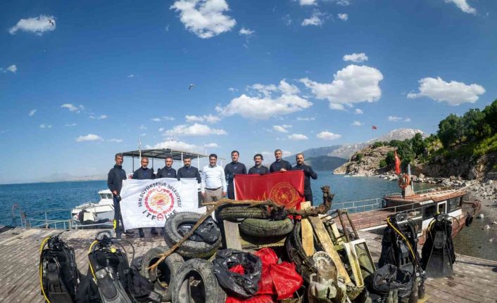 Dalgıçlar çevre gününde Van Gölü’nde dip temizliği yaptı