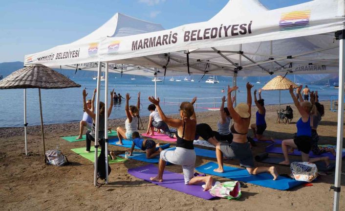 Dünya Yoga Günü halk plajında kutlandı