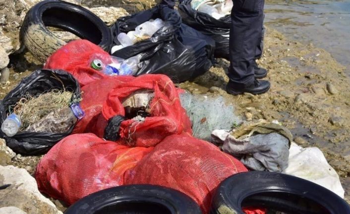 Gölden araba lastiği, plastik ve cam çıktı