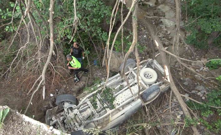 Gümüşhane’de işçileri taşıyan kamyonet köprüden düştü: 4 yaralı