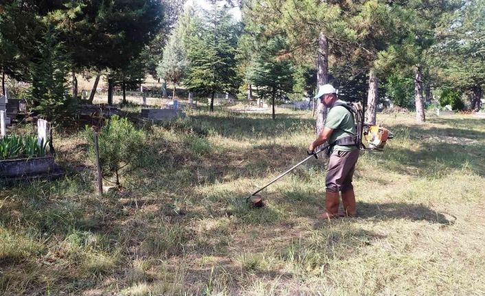 Hisarcık mezarlığında yabani ot temizliği