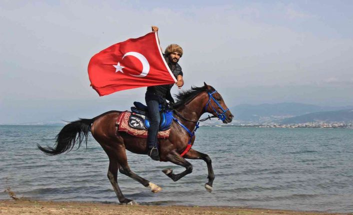 İşe atla gidiyor, sokakları onunla turluyor