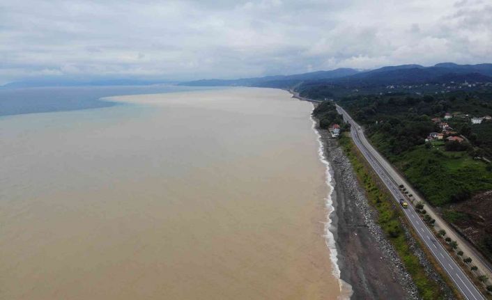 Karadeniz’in rengi değişti, görüntü şaşkına çevirdi