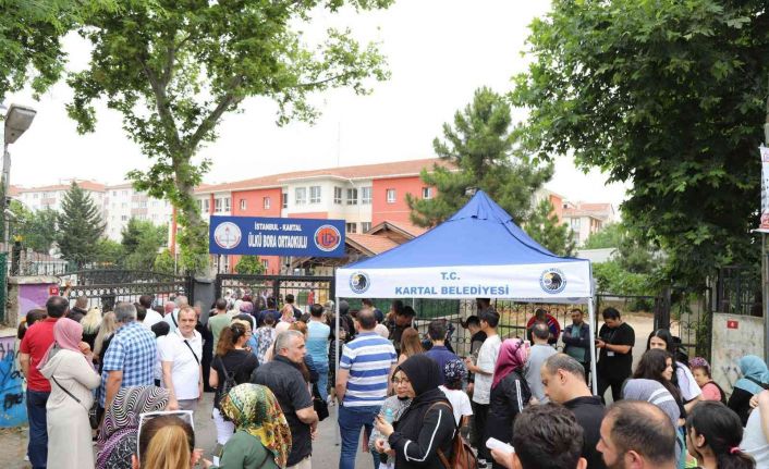 Kartal Belediyesinden LGS öncesi öğrencilere su ikramı