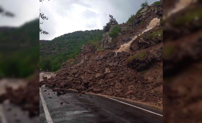 Kıbrıscık’ta yağmur sebebiyle kayan toprak yolu kapattı