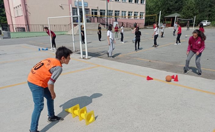 Köy okulundaki öğrencilere spor malzemesi