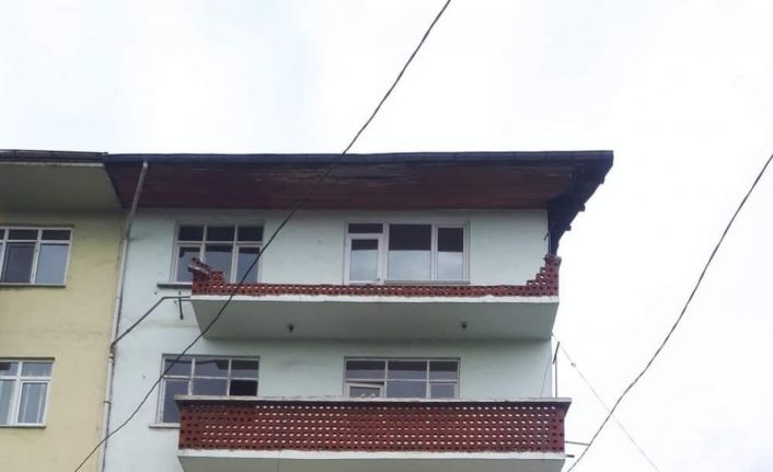 Kuvvetli rüzgar balkon duvarını yıktı