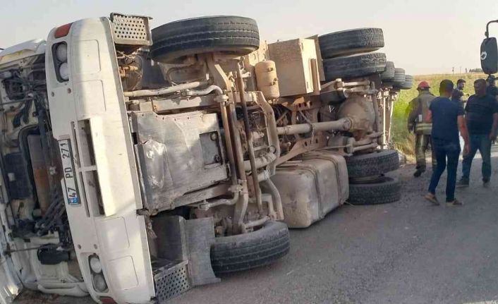 Mardin’de buğday yüklü tır devrildi: 2 yaralı