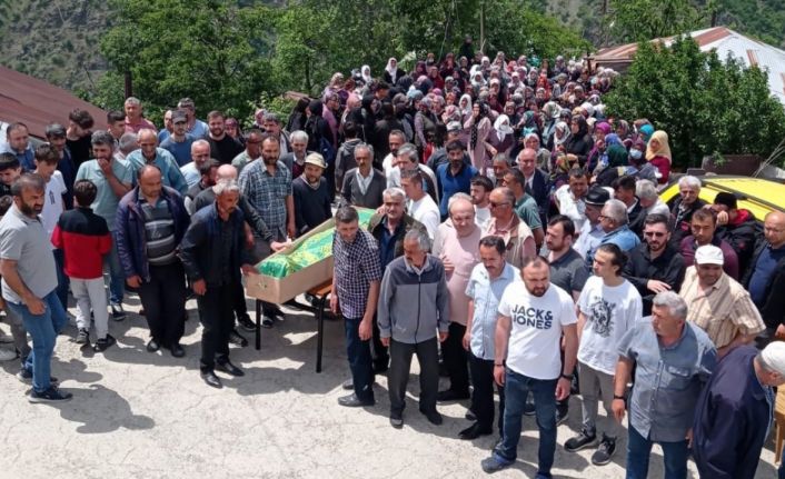 Oğlunun mezuniyetine gidemedi
