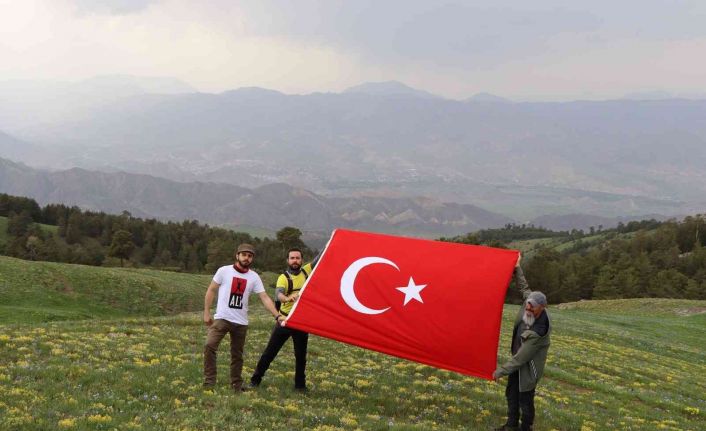 Oltu doğa severler Kırdağ’da Türk Bayrağı açtılar