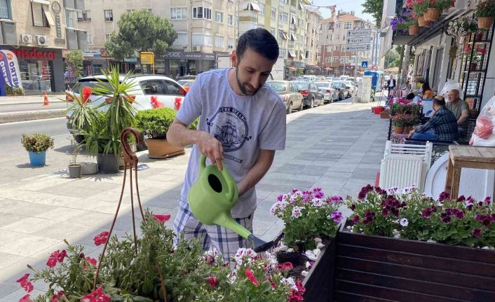 Pendik’te yaşlı kadınlar çiçekleri söke söke çaldılar