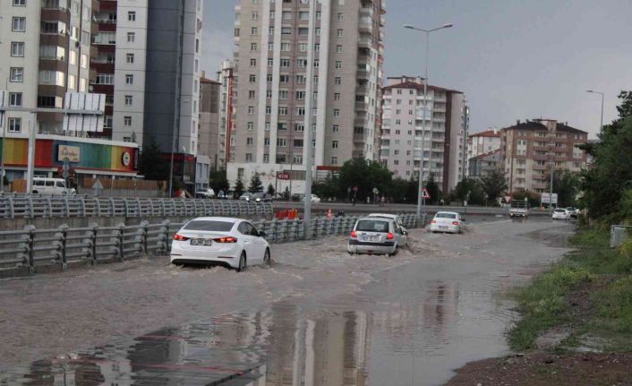 Sağanak yağış hayatı olumsuz etkiledi