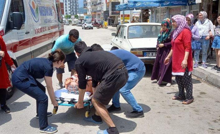 Sağlık çalışanları kazada araçta sıkışan sürücü için seferber oldu