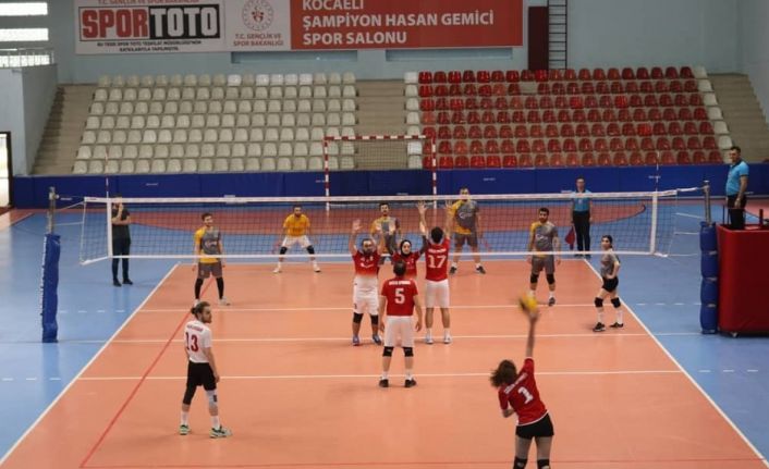 Sağlıkçılar voleybol turnuvasında hünerlerini sergiledi