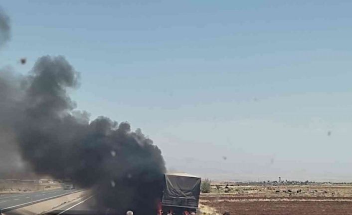 Şırnak’ta seyir halindeki tır alevlere teslim oldu