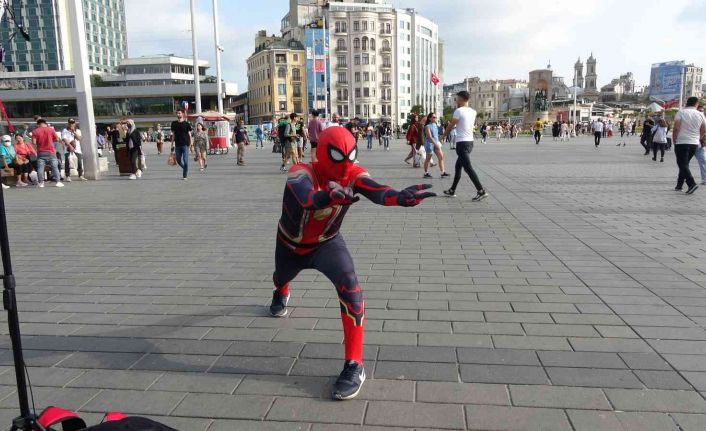 Taksim Meydanı’nda Örümcek Adam gösterisi