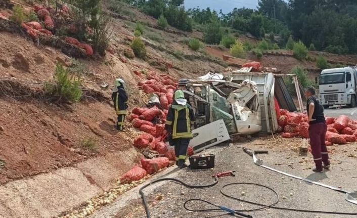 Tonlarca soğan devrilen kamyondan yola saçıldı