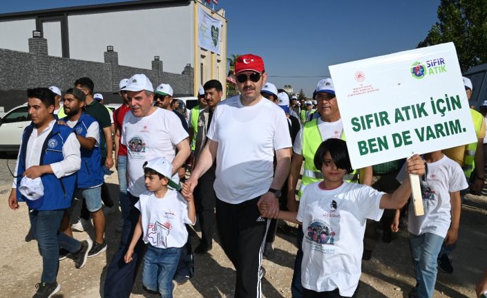 Vali Ayhan, çevre haftası etkinliğinde yürüyüş yaptı