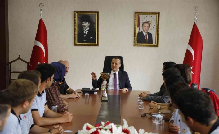 Vali Taşbilek Üniversiteler Arası Arama Kurtarma Yarışması birincilerini ağırladı