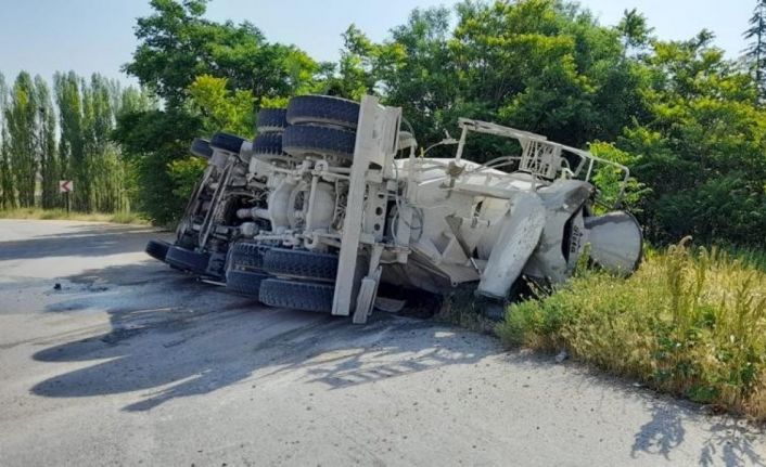 Virajı alamayan beton mikseri devrildi