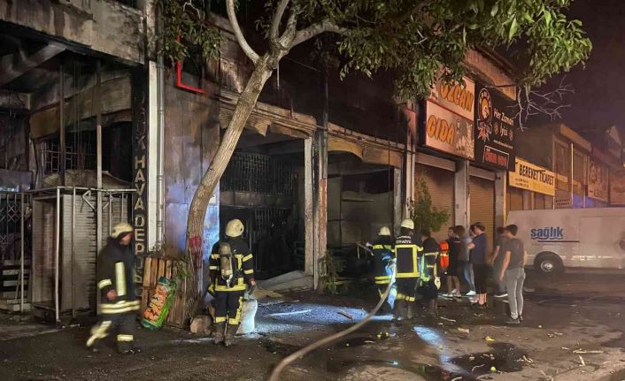 Ambalajcıda çıkan yangında iş yeri kullanılamaz hale geldi