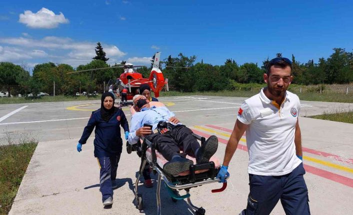 Ambulans helikopter, tarlada hastalanan köylünün yardımına yetişti