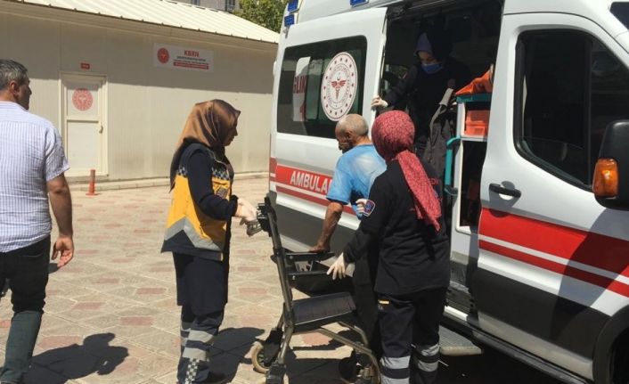 Anız yangınında dumandan etkilenen çiftçi hastaneye kaldırıldı