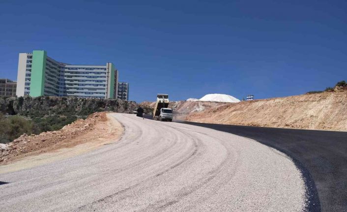 Antalya Şehir Hastanesi’ne ulaşımı sağlayacak sathi asfalt çalışmalarını tamamlandı