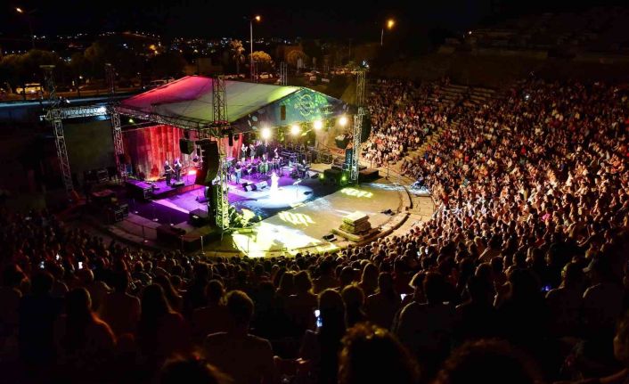 Bodrum’da Candan Erçetin’e sevgi seli