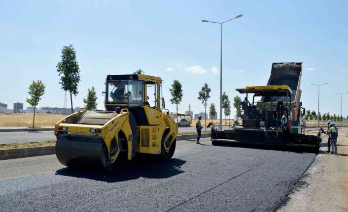 Bozulan yollar yenileniyor