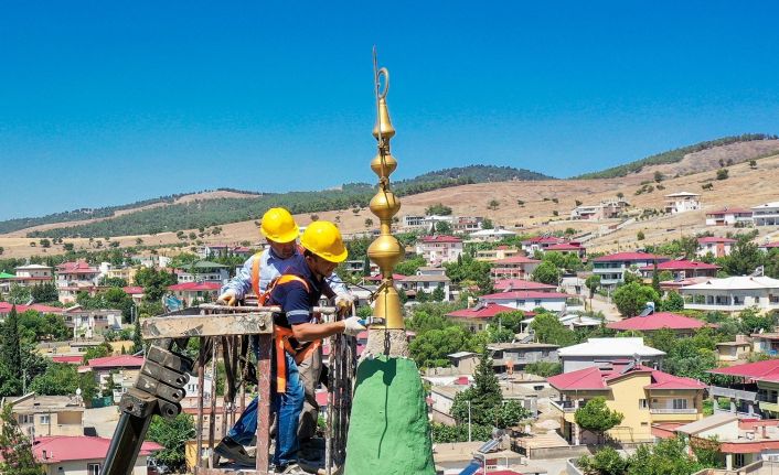 Depremde zarar gören Tevekkeli Camii minaresi onarıldı