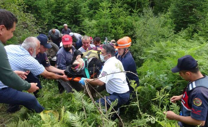 Devrilen traktördeki anne ve oğlu yaralı kurtuldu