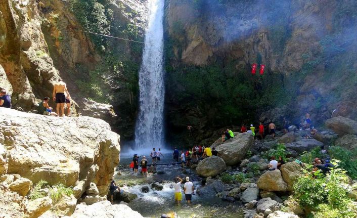 Doğa tutkunlarının yeni gözdesi “Karaçay Şelalesi”