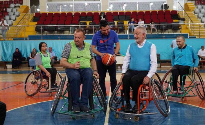 Engelli sporcularla  farkındalık maçı yaptılar