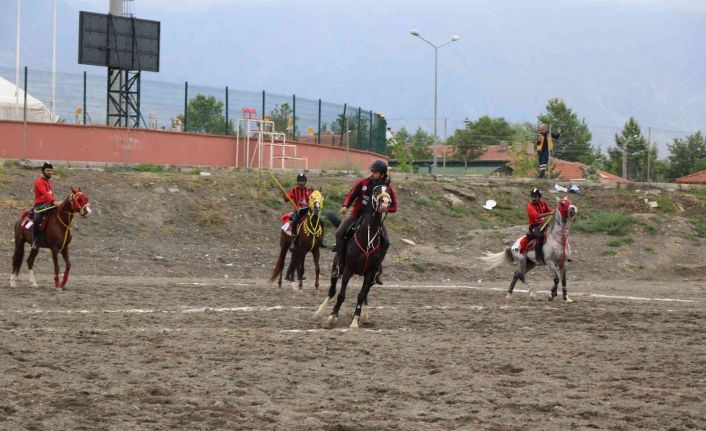 Erzincan’da ata sporu cirit yaşatılıyor