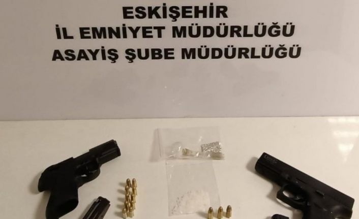 Eskişehir’de çok sayıda tabanca ve uyuşturucu madde ele geçirildi