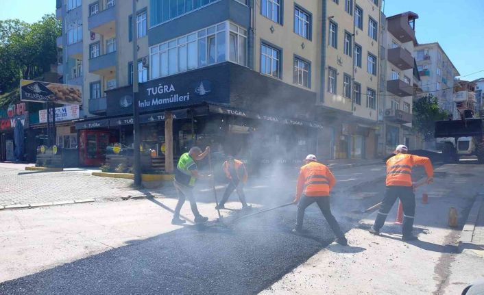 Gölcük’te asfalt seferberliği sürüyor