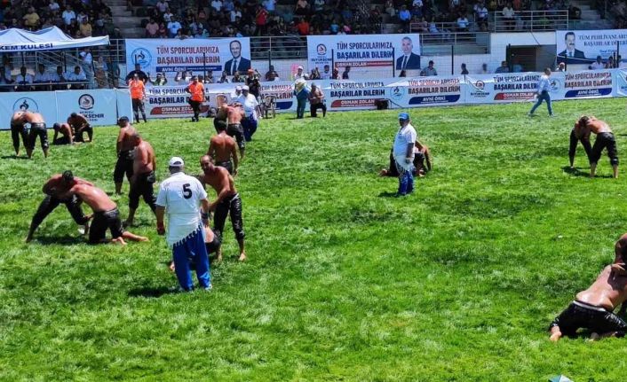 Güreşçiler er meydanında