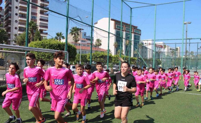 İskenderun’da geleceğin futbolcularına kadın antrenör