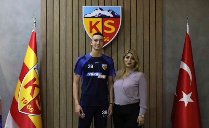 Kayserispor’da Mehmet Şamil Öztürk profesyonel imzayı attı