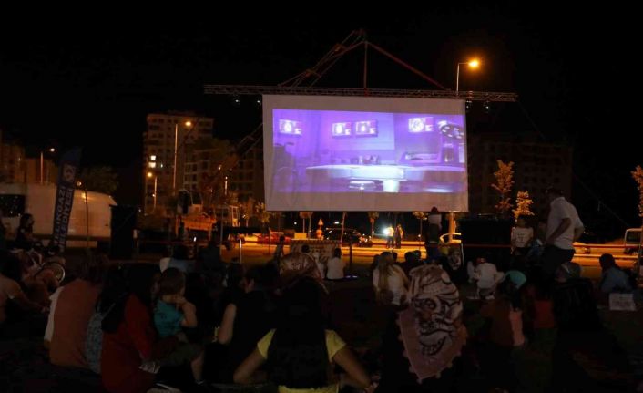 Melikgazi’de nostaljik açık hava film günleri başladı