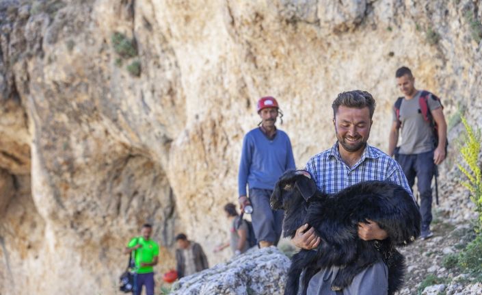 Mersin’de 15 metrelik obruğa düşen keçiyi itfaiye kurtardı